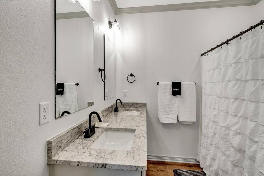 Alamo Luxury Living Up To 11 Villa Tyler Exterior photo